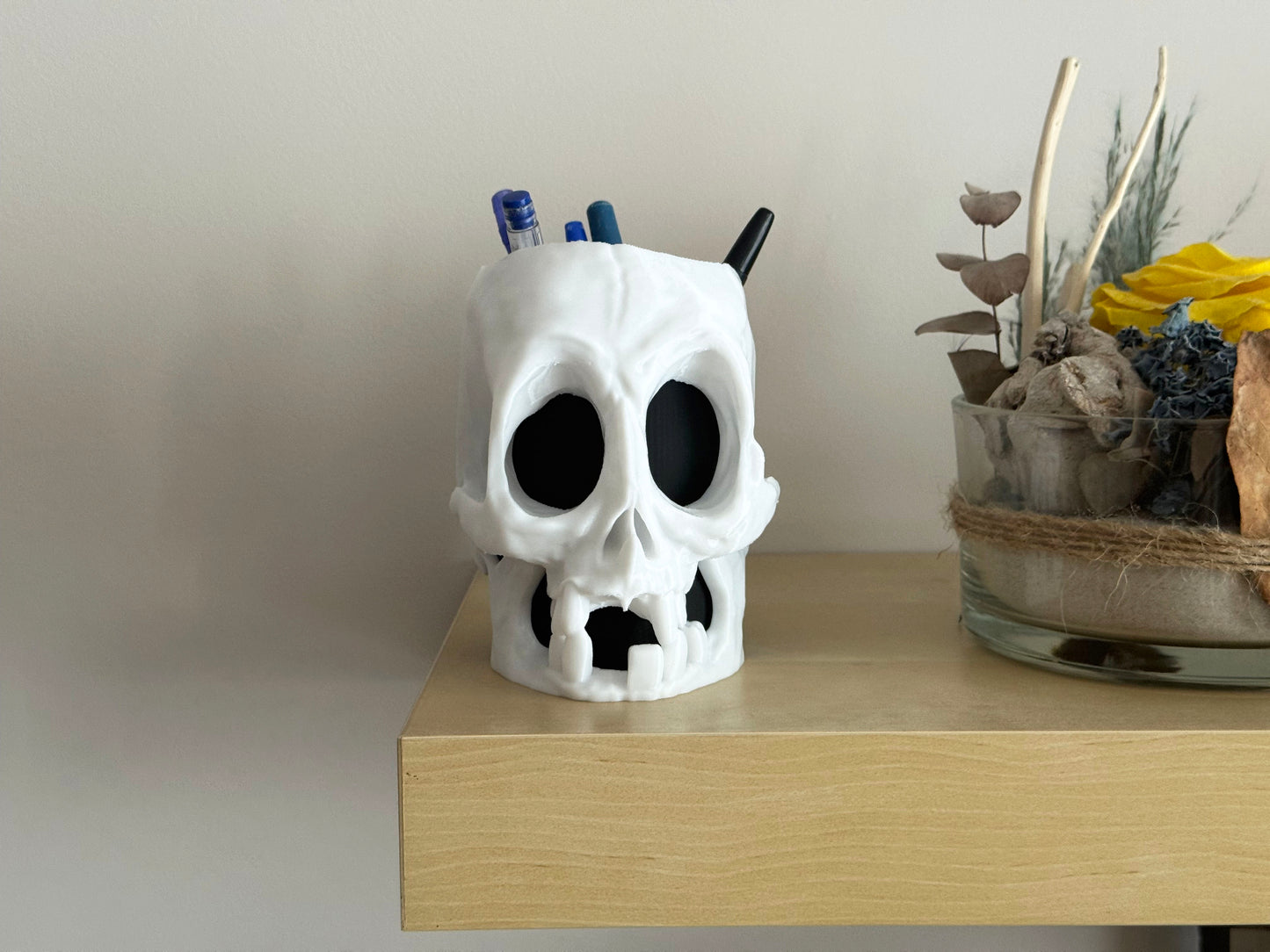 Cartoon Skull Pen Holder – 3D-Printed Desk Organizer, Halloween Pencil Cup, Creepy-Cute Gift for Office & Home