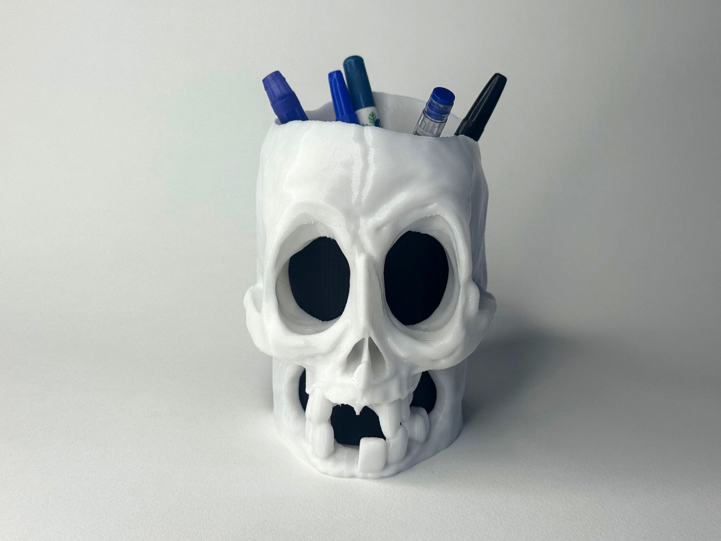 Cartoon Skull Pen Holder – 3D-Printed Desk Organizer, Halloween Pencil Cup, Creepy-Cute Gift for Office & Home