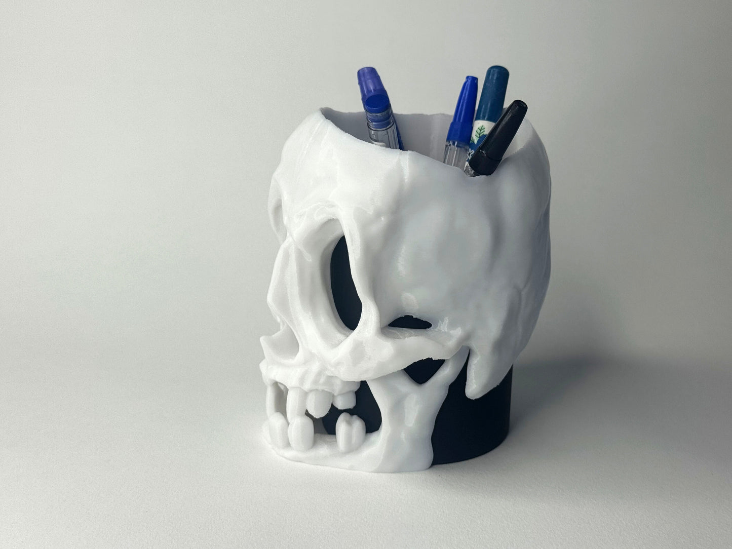 Cartoon Skull Pen Holder – 3D-Printed Desk Organizer, Halloween Pencil Cup, Creepy-Cute Gift for Office & Home