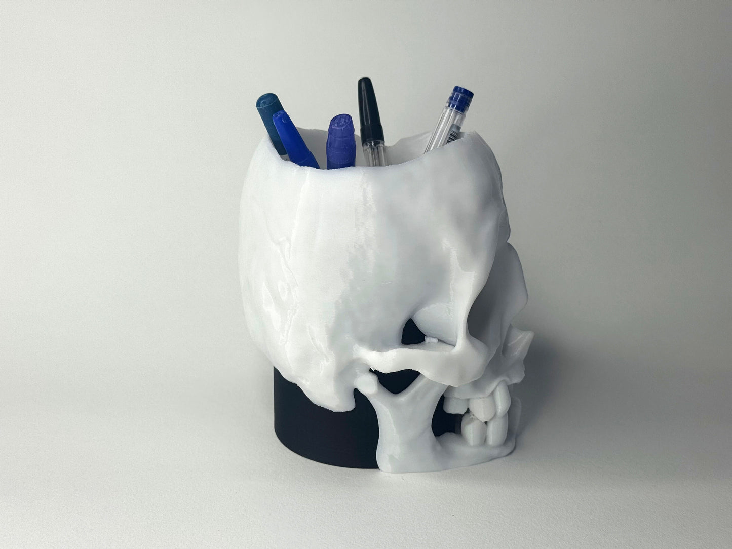 Cartoon Skull Pen Holder – 3D-Printed Desk Organizer, Halloween Pencil Cup, Creepy-Cute Gift for Office & Home